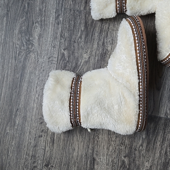 Cozy Cream Faux Fur Boots - Picture 2 of 9